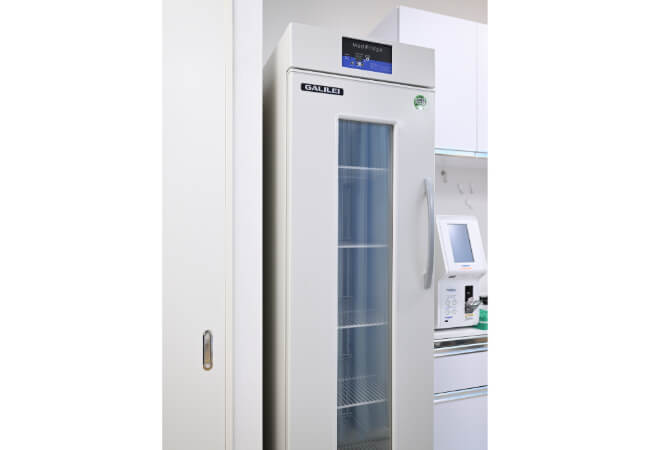 スリム型薬用保冷庫